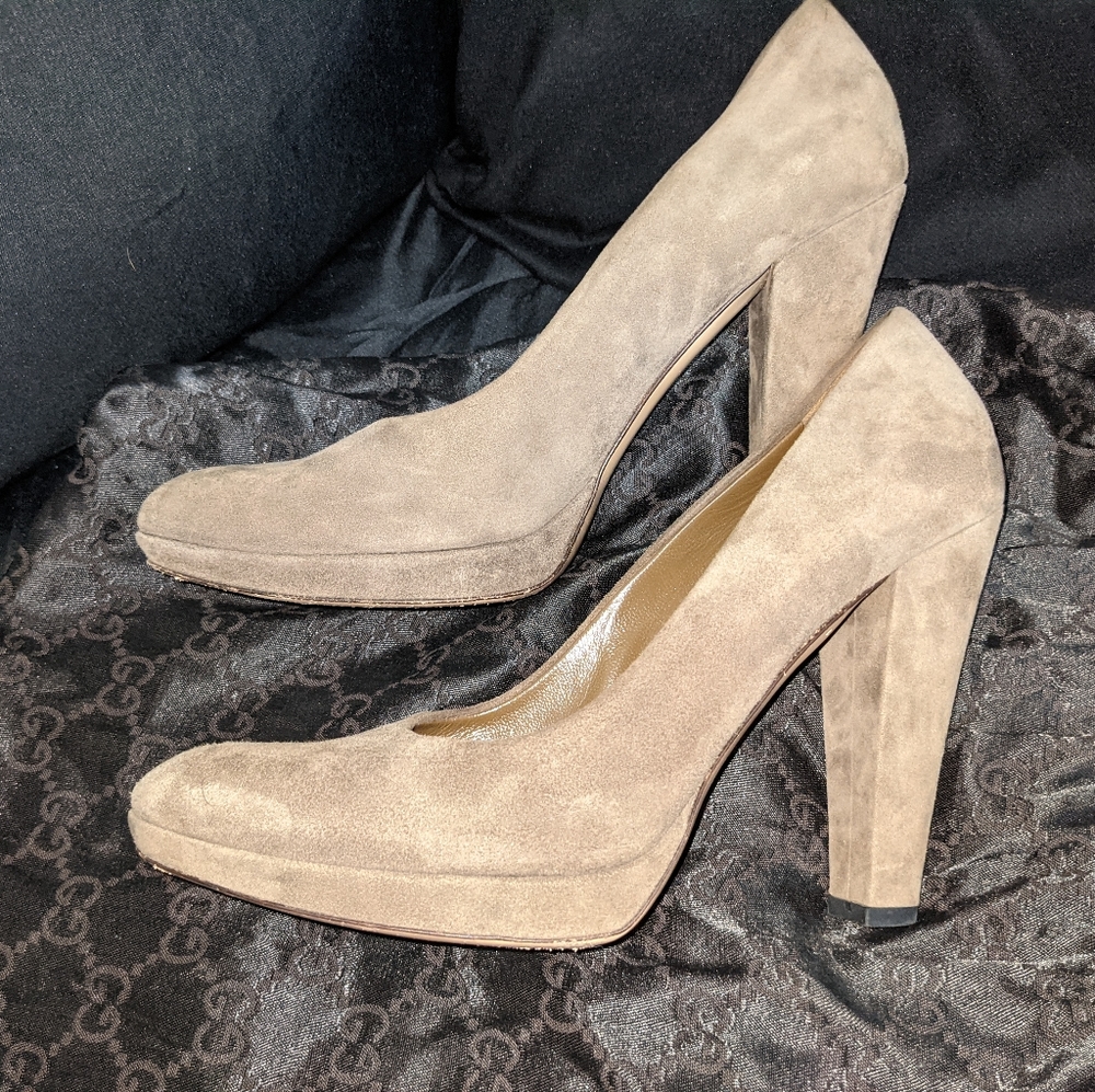 Gucci Suede Pumps w/dust cover pouch beautiful authentic the realreal